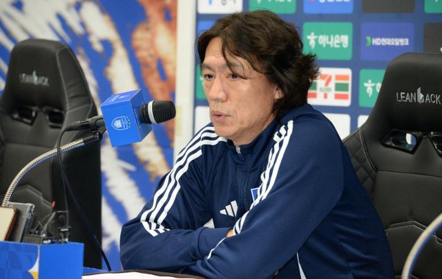 한국 축구대표팀의 새로운 사령탑 홍명보 감독은 자신을 버리고 대한민국 축구 뿐이라며 포부를 밝혔다. 사진은 지난 10일 울산 남구 문수축구경기장에서 열린 프로축구 K리그 1 울산 현대와 광주경기 후 기자회견에 나선 홍명보 울산HD 감독. /사진=뉴시스
