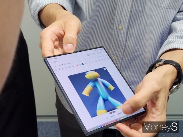 삼성전자 직원이 갤럭시Z폴드6를 시연하고 있다. /사진=양진원 기자