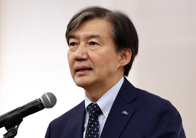 조국 조국혁신당 의원이 한동훈 전 국민의힘 비상대책위원장의 댓글팀 운영 의혹에 대해 다 조사해야 한다고 주장했다. 사진은 조 의원이 지난 10일 서울 여의도 국회도서관에서 열린 '사회권 선진국을 위한 조국혁신당 1차 선언' 토론회에서 인사말을 전하는 모습. /사진=뉴스1