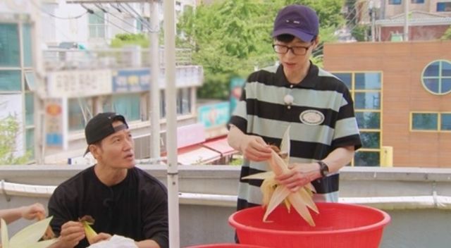 가수 김종국이 과거 어머니와 부업을 했던 사연을 고백한다. /사진=SBS 제공