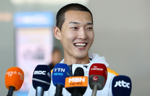 파리올림픽에 출전하는 한국 높이뛰기 간판스타 우상혁(용인시청)이 마지막 모의고사에 나서 공동 3위를 차지했다. 사진은 지난달 파리 올림픽 대비 유럽 전지훈련 차 출국하던 모습. /사진=뉴시스