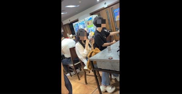 한 중국인 여성이 서울 강남구에 위치한 식당에서 실내 흡연을 한 영상이 퍼지면서 누리꾼들의 분노를 사고 있다. 사진은 지난 14일 온라인커뮤니티 보배드림에 중국인 관광객이 식당에서 전자담배를 피우는 모습. /사진=보배드림 캡처