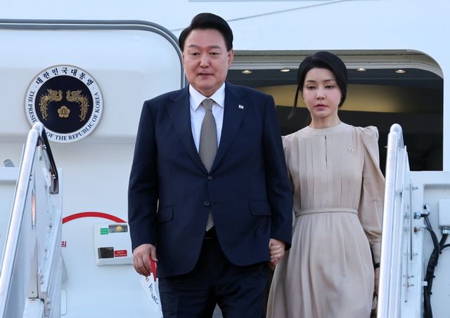 검찰이 대통령실 행정관으로부터 김건희 여사가 지난 2022년 9월13일 최재영 목사에게 받은 명품백을 당일 반환하라고 지시했다는 진술을 확보했다고 밝혔다. 사진은 북대서양조약기구(NATO·나토) 75주년 정상회의 참석차 미국을 방문한 윤석열 대통령(왼쪽)과 김 여사가 지난 10일(현지시각) 미국 워싱턴DC 인근 앤드루스 공군기지에 도착해 공군 1호기에서 내리는 모습. /사진=뉴시스