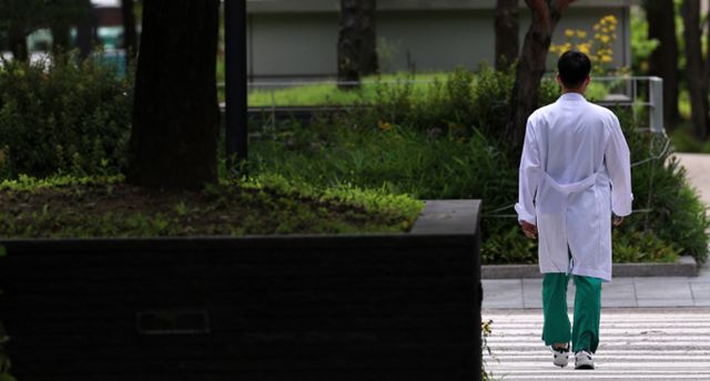 전공의 대부분이 복귀하지 않으면서 의료 붕괴가 시작될 것이란 우려가 제기된다. 사진은 서울 소재 대학병원에서 이동하는 의료진. /사진=뉴스1