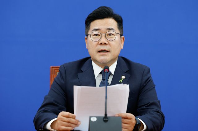 박찬대 더불어민주당 원내대표가 대통령실의 김건희 여사 명품백 반환 지시 주장을 비판했다. 사진은 박 원내대표가 16일 서울 여의도 국회에서 열린 원내대책회의에 참석해 모두 발언하는 모습. /사진=뉴스1