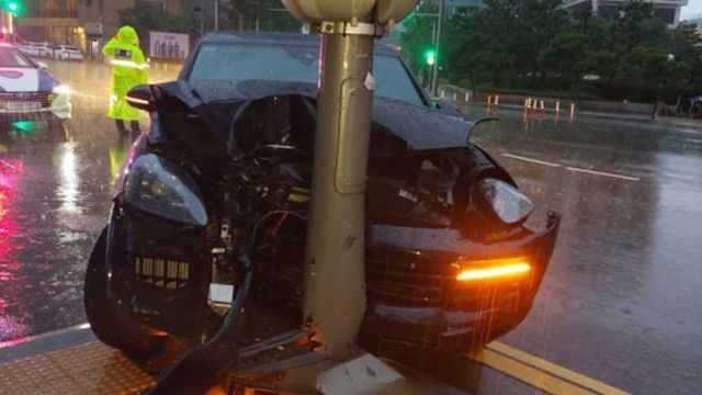 음주운전 사고를 낸 운전자가 일단 현장에서 도주해 음주 측정을 어렵게 하는 방법인 김호중 수법을 모방해 범죄를 일으키고 있다. 사진은 지난 14일 부산 해운대해수욕장 앞 왕복 6차선 도로 가로등을 들이받은 사고 차량. /사진=뉴시스(부산 해운대경찰서 제공)