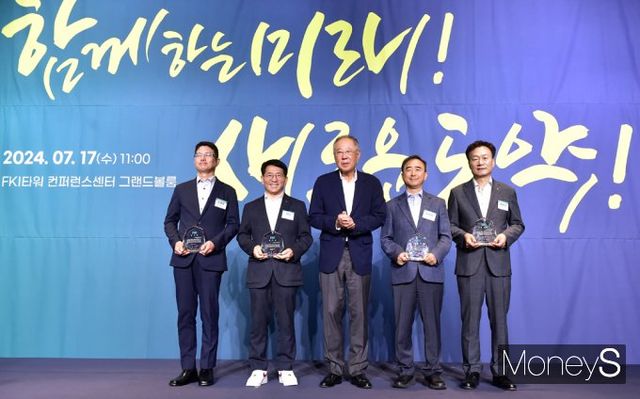 ▲ 감사패 전달후 수상자들과 기념촬영갖는 류진 한경협 회장(가운데)