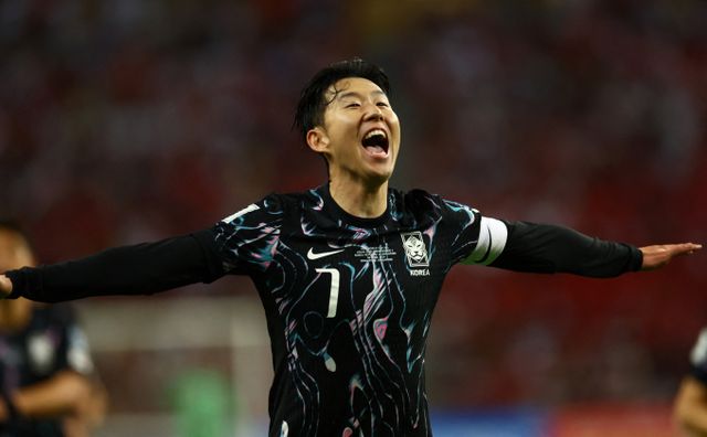 한국 축구대표팀 주장 손흥민이 인종차별을 당한 황희찬을 위로했다. /사진= 로이터