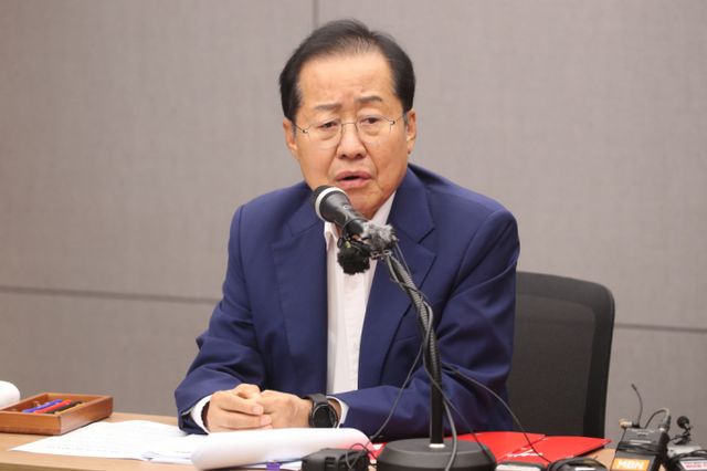 홍준표 대구시장이 한동훈 국민의힘 당대표에 대한 비판을 이어가고 있다. 사진은 지난달 대구에서 열린 한 기자회견에서 발언하는 홍 시장. /사진=뉴스1 