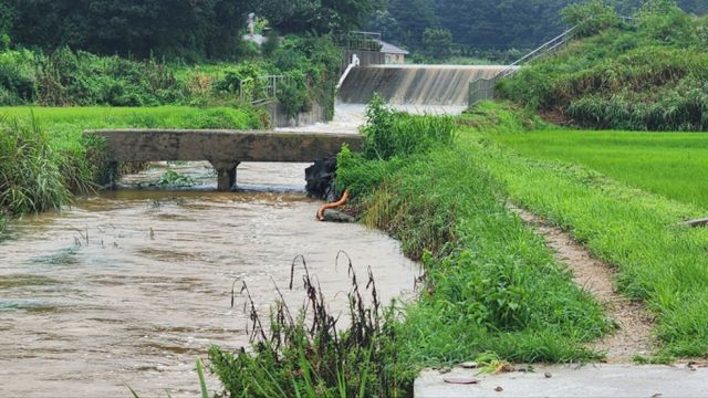 중부지방을 강타한 정체전선이 남하해 남부지방에 폭우가 쏟아지고 있다. 사진은 지난 18일 충남 아산 문방저시수의 모습. /사진=뉴스1