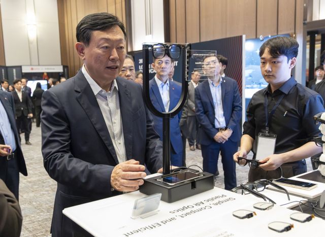롯데가 19일 신동빈 회장 주재로 VCM(옛 사장단 회의)를 열었다. 신동빈 롯데 회장이 고해상도 AR용 글래스 생산 스타트업 '레티널'의 기술 설명을 듣고 있다. /사진=롯데지주