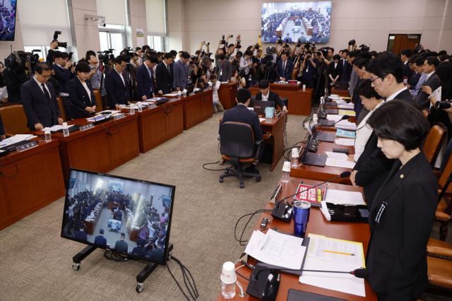  채상병 1주기를 맞아 채상병과 함께 실종자 수색 작전에 투입돼 급류에 휩쓸려 구조된 예비역 병사가 책임자 처벌을 촉구했다. 사진은 19일 국회 법제사법위원회에서 열린 '윤석열 대통령 탄핵소추안 즉각 발의 요청에 관한 청원 관련 1차 청문회'에서 법사위원들이 묵념하는 모습. /사진=뉴스1