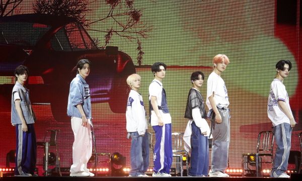 보이그룹 엔하이픈의 정규 2집 로맨스: 언톨드가 발매 첫 일주일 동안 234만4749장 팔렸다. 사진은 지난 11일 엔하이픈이 로맨스: 언톨드 쇼케이스에서 신곡을 선보이고 있다. /사진= 뉴스1