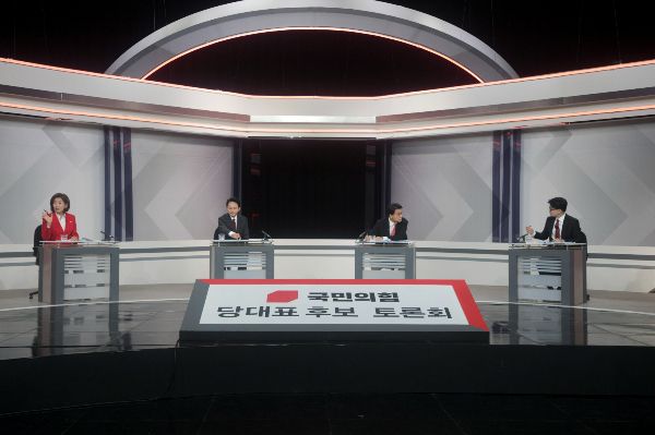 한동훈 후보가 '공소 취소 부탁'을 폭로한 가운데 국민의힘 전당대회 투표가 19일부터 시작됐다. 사진은 지난 18일 서울 여의도 KBS별관 스튜디오에서 국민의힘 제4차 전당대회 당대표 후보 TV토론에 나선 왼쪽부터 나경원, 원희룡, 윤상현, 한동훈 후보. /사진=뉴스1