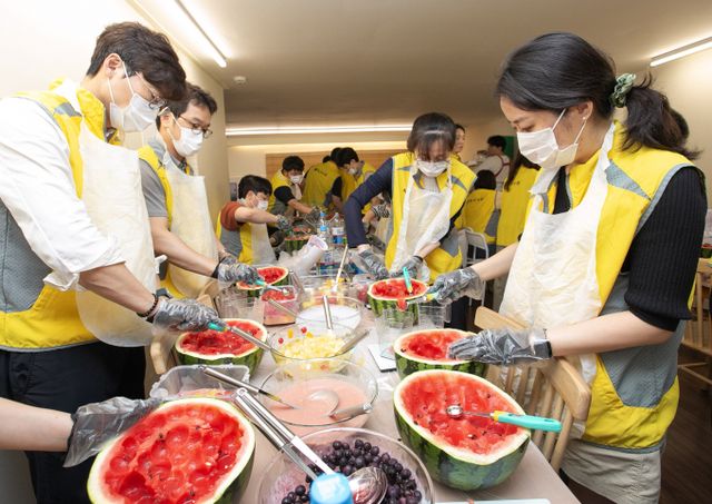 동서식품이 18일 폭염 취약계층을 위한 ‘시원한 화채 만들기’ 봉사활동을 진행했다. 동서식품 임직원들이 제철 과일을 담은 화채를 만들고 있다. /사진=동서식품