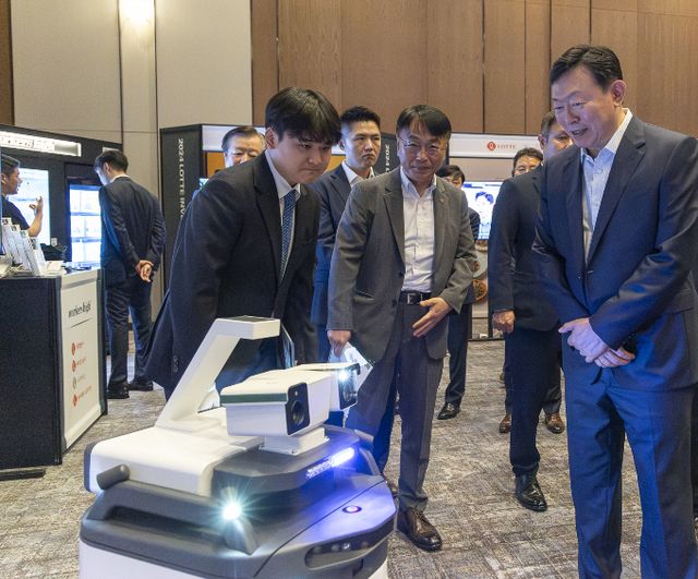 롯데가 19일 신동빈 회장 주재로 VCM(옛 사장단 회의)를 열었다. 실외자율주행 로봇 제조 스타트업 '뉴빌리티' 이상민 대표가 신동빈 롯데 회장에게 멀티 카메라 시스템 기반 기술을 설명하고 있다. /사진=롯데지주
