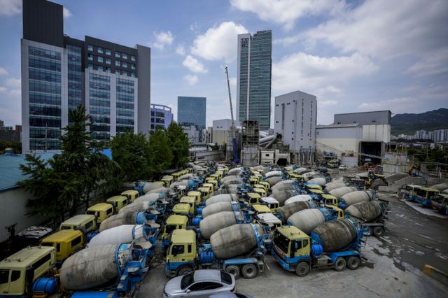 수도권 레미콘 운송노동조합이 지역 제조사들을 상대로 운송단가 협상을 요구하며 1일 무기한 휴업에 돌입했다. 사진은 이날 경기 안양시의 한 레미콘 공장에 믹서트럭들이 멈춰있는 모습. /사진=뉴시스