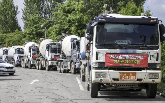 수도권 운송노조가 무기한 휴업에 돌입한 1일 서울의 한 레미콘 공장 인근 주차장에 믹서트럭들이 멈춰있다. /사진=뉴시스