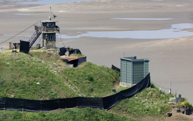 북한이 탄도미사일 2발을 발사하며 닷새 만에 도발을 재개한 1일 경기도 파주시 접경지역 남한군 초소에 대북확성기가 설치돼 있다./사진=뉴스1 /사진=(파주=뉴스1) 이재명 기자