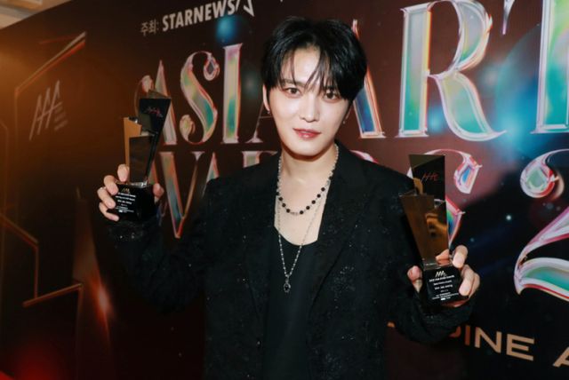 김재중이 지난 19일 한 유튜브 방송에서 사생팬에게 당한 괴로운 사연을 공개했다. 김재중이 14일 필리핀 아레나에서 열린 '2023 아시아 아티스트 어워즈 인 필리핀'(2023 Asia Artist Awards IN THE PHILIPPINES, 이하 '2023 AAA')에서 AAA 탑 오브 케이팝 레코드, 베스트 초이스상을 수상한 뒤 포즈를 취하고 있다./사진=스타뉴스 이동훈 기자 