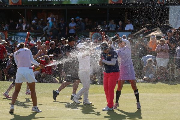 LPGA 투어 통산 20승을 달성한 박인비가 동료들에게 축하받고 있는 모습. /사진= 뉴스1