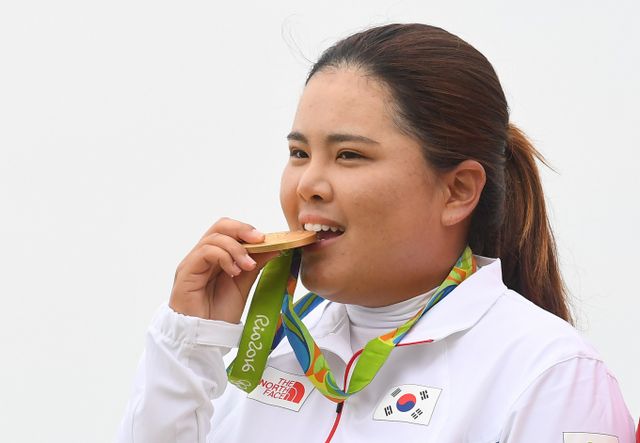 리우 올림픽 여자골프 정상에 오른 박인비가 금메달을 입에 물고 포즈를 취하고 있다. /사진= 뉴스1