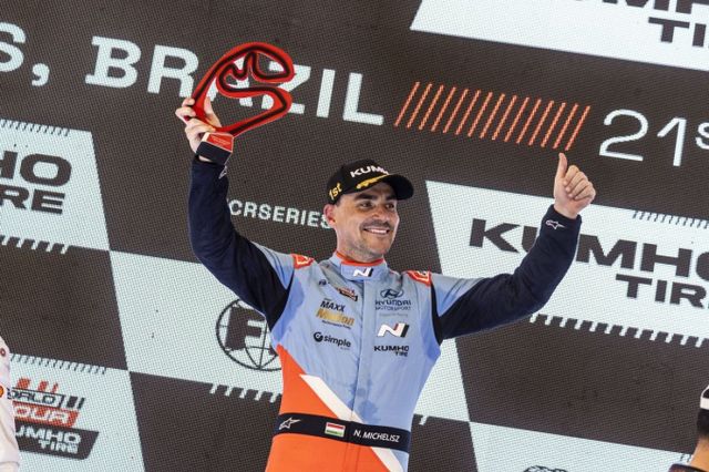 노버트 미첼리즈 선수가 7월 19~21일 열린 '2024 TCR 월드 투어' 브라질 레이스에서 우승을 차지하고 기뻐하는 모습 /사진=현대자동차