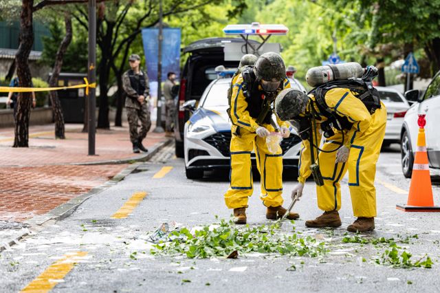 북한에서 날려 보낸 오물풍선이 대통령실 청사에서 다수 발견됐다. 사진은 북한이 대남 오물풍선을 살포한 24일 서울 중구 정동길 인근에서 군 장병들이 내용물에 대한 검측을 마친 후 시료를 담고 있는 모습. /사진=뉴스1