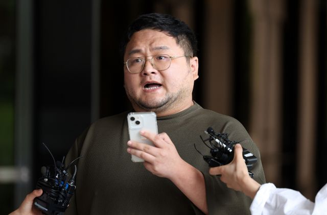 검찰이 먹방 유튜버 쯔양을 협박해 돈을 갈취한 혐의로 유튜버 구제역과 주작 감별사에 대해 구속영장을 청구했다. 사진은 지난 15일 검찰에 자진출석한 유튜버 구제역(본명 이준희). /사진=뉴시스