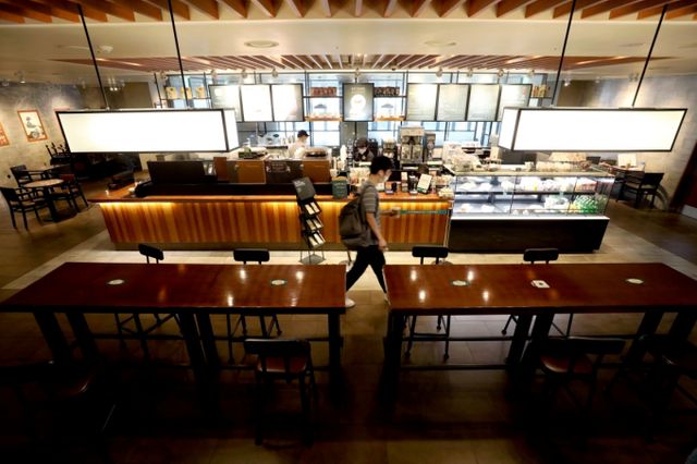 제과 가맹점이 출점 제한을 받는 동안 카페는 베이커리 메뉴를 판매하며 매장을 늘려갔다. 서울 시내 한 스타벅스 매장에서 샌드위치 등을 판매하고 있다. /사진=뉴시스