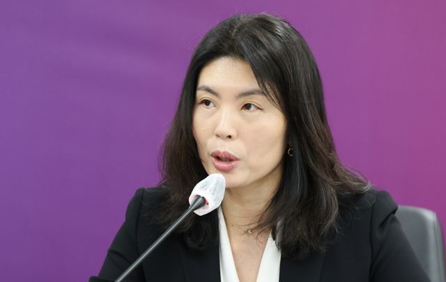 윤석열 대통령이 저출생수석비서관에 초등생 쌍둥이 자녀를 둔 유혜미 한양대 경제금융학부 교수를 내정했다. 사진은 유 교수가 지난 1월17일 서울 종로구 정부서울청사에서 열린 국민통합위원회 포용금융으로 다가서기 특별위원회 출범식에서 인사말을 하는 모습. /사진=뉴스1