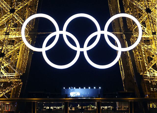 집에서 파리올림픽을 즐길 때 개인 건강 상태를 고려하는 게 중요하다. 사진은 프랑스 파리 에펠탑에 설치된 오륜기. /사진=뉴스1