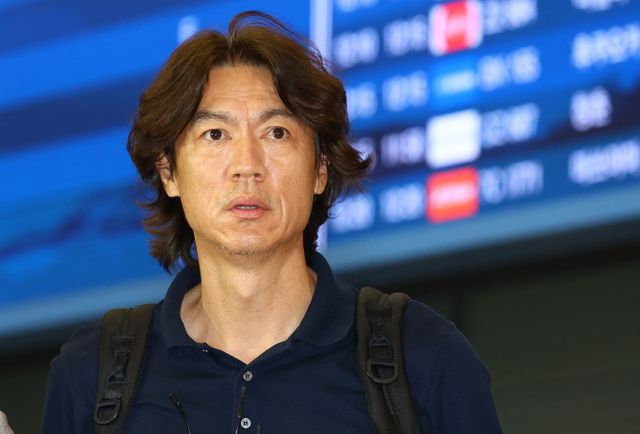  홍명보 대한민국 축구 국가대표팀 감독이 25일 오전 유럽 출장을 마친 뒤 인천국제공항을 통해 귀국했다. /사진=뉴시스