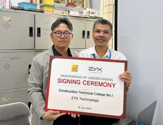 ㈜직스테크놀로지는 최근 베트남 건설부 산하 건설대학(CTC1)과 장기적인 상호협력을 위한 양해각서를 체결했다. (왼쪽부터) 직스테크놀로지 엄신조 대표와 CTC1 응우옌 지아 응옥(Nguyen Gia Ngoc) 교수./ 사진 = 직스테크놀로지 제공