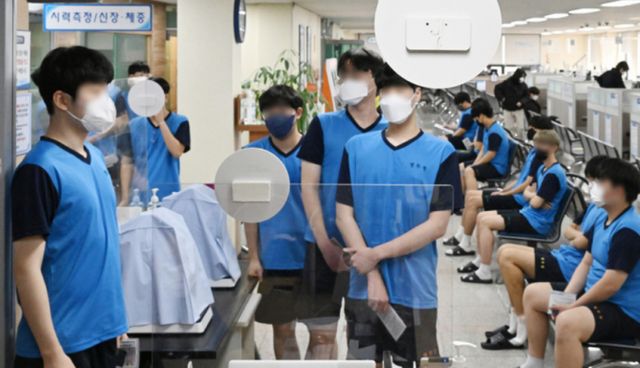 오는 29일~다음달 1일까지 병역판정검사가 중단된다. 사진은 경기도 수원시 팔달구 경인지방병무청에서 검사 대상자들이 신체 검사를 받고 있는 모습. /사진=뉴시스(공동취재사진)