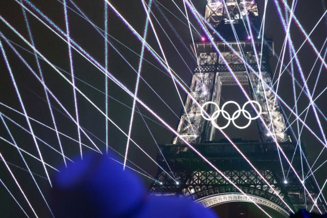 27일(한국시간) 프랑스 파리 트로카데로 광장에서 열린 2024 파리 올림픽 개회식에서 화려한 레이저쇼가 진행되고 있다. / 사진=뉴스1 이동해 기자