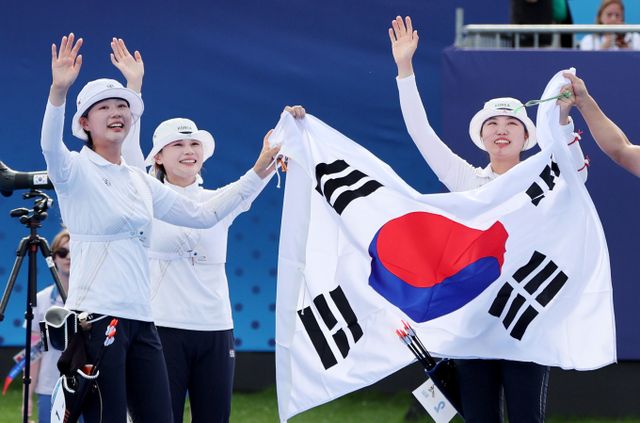 윤석열 대통령은 한국 여자 양궁이 올림픽 단체전 10연패의 위업을 달성한 것에 대해 "대한민국 1등이 곧 세계 1등임을 증명했다"고 축하했다. 사진은 지난 28일(현지시각) 프랑스 파리 레쟁발리드에서 열린 파리 올림픽 양궁 여자 단체전 결승 중국과의 경기에서 슛오프 끝에 승리한 임시현, 전훈영, 남수현(왼쪽부터). /사진=뉴시스