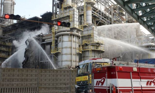 28일 오전 울산시 울주군 에쓰오일 온산공장에서 화재가 발생, 소방당국이 진화작업을 하고 있다./사진=뉴시스