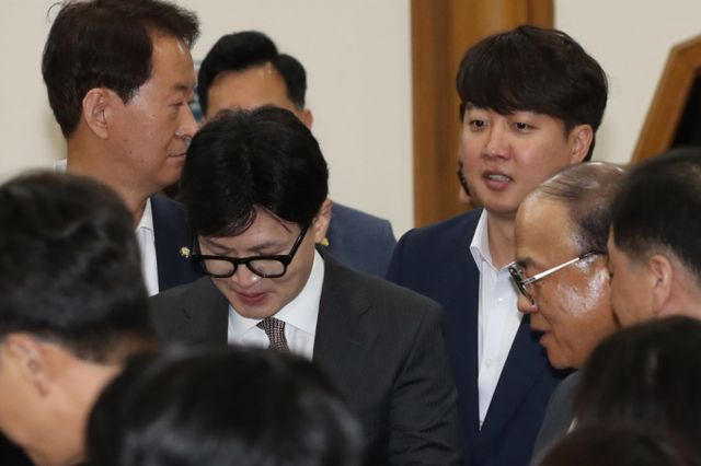 이준석 개혁신당 의원이 이른바 '정신 나간' 논란에 참전했다. 사진은 이 의원(오른쪽)과 한동훈 전 비대위원장이 지난달 24일 서울 여의도 국회 의원회관에서 열린 대한민국 미래혁신포럼 창립총회 및 기념 특강에 참석하는 모습. /사진=뉴스1