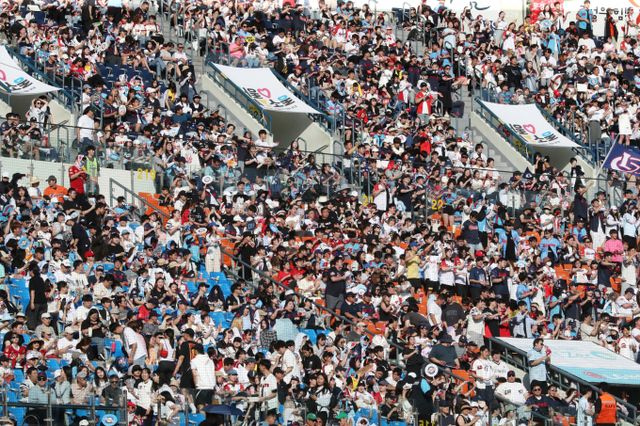 올 시즌 프로야구가 역대 최소경기 600만 관중 돌파를 눈앞에 뒀다. 사진은 사직구장 관중석 모습. /사진= 뉴스1