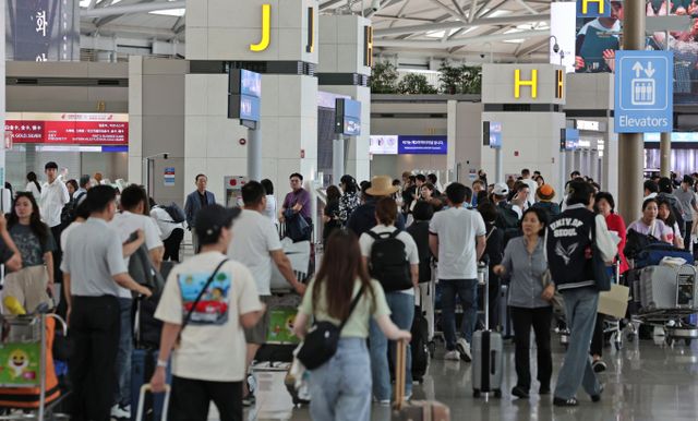  인천국제공항에서 태국 방콕으로 출국하려던 여성 승무원의 가방에서 실탄을 발견돼 경찰이 수사에 나섰다. 사진은 인천국제공항 제1터미널 출국장이 해외로 떠나려는 여행객들로 붐비고 있는 모습. /사진=뉴스1