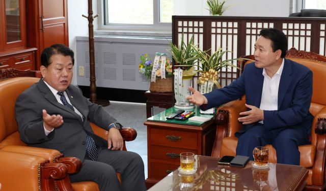 국방위원회 여당 소속 의원들이 '정신 나간 국민의힘'이라고 언급한 김병주 더불어민주당 의원의 사과가 없으면 전체회의를 열지 않겠다고 밝혔다. 사진은 김 의원(왼쪽)이 3일 서울 여의도 국회에서 열릴 예정이던 국방위 전체회의가 취소되자 국방위원장인 성일종 국민의힘 의원을 만나 회의를 열어달라고 요청하는 모습. /사진=뉴시스