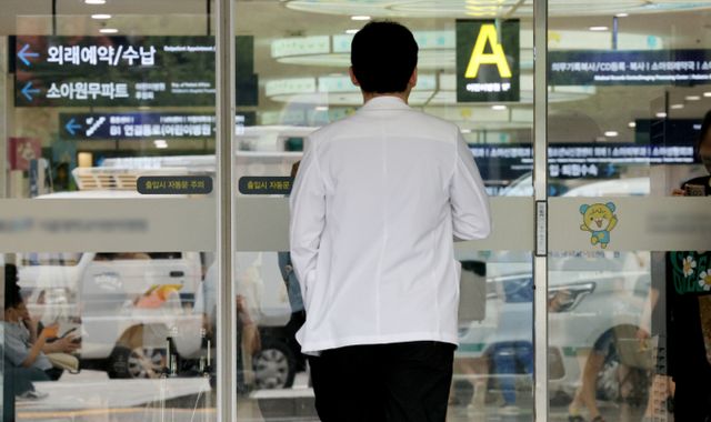 정부가 사직 전공의를 향해 복귀를 요구했다. 사진은 서울 소재 대학병원에서 이동하는 의료진. /사진=뉴스1