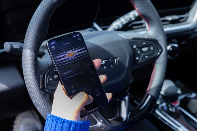 GM 커넥티비티 서비스 온스타를 시연하는 모습 /사진=GM