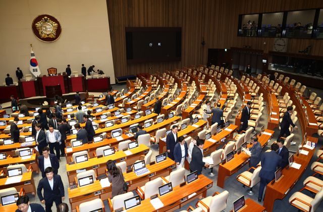 1일 열리는 국회 본회의에서는 민생회복지원금법(2024년 민생위기 극복을 위한 특별조치법안)과 노란봉투법(노조법 2·3조 개정안), 이진숙 신임 방송통신위원장 탄핵소추안이 상정될 예정이다. 사진은 지난달 30일 더불어민주당 등 야당 의원들이 서울 여의도 국회 본회의장에서 '방송 4법' 중 마지막 법안인 한국교육방송공사법(EBS법)에 대한 표결을 마치고 회의장을 나서는 모습. /사진=뉴스1