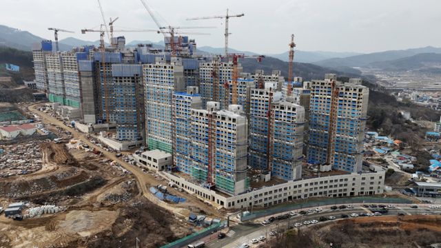 전국 미분양 주택이 7만4000가구, '악성' 미분양도 1만4000가구를 넘으며 증가세롤 보였다. 사진은 지방의 한 아파트 공사현장이며 기사 내용과 무관함. /사진=뉴시스