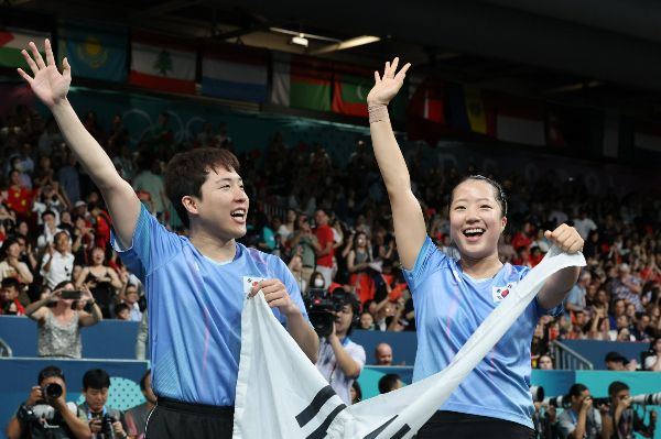 탁구 국가대표 임종훈이 입대를 3주 남긴 상황에서 극적인 동메달을 획득하며 병역면제 해택을 받았다. 사진은 지난 30일 파리 아레나 4에서 열린 2024년 파리올림픽 탁구 혼합복식 중 홍콩과의 경기에서 승리 후 동메달을 딴 임종훈(왼쪽) 과 신유빈. /사진=뉴스1 