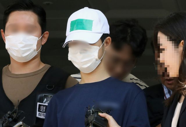 검찰이 접근금지 명령을 어기고 전 여자친구를 살해한 혐의를 받는 30대 남성에게 항소심에서도 사형을 구형했다.30대 스토킹범 A씨가 검찰 송치를 위해 인천 논현경찰서를 나서는 모습. /사진=뉴스1