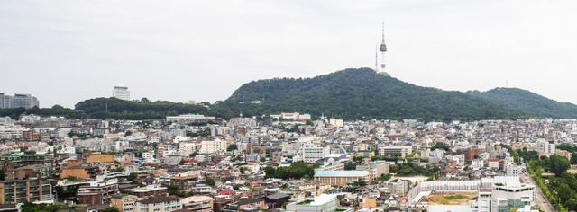 서초구청은 최근 반포1·2·4주구, 반포3주구, 신반포2차 재건축 조합에 기부채납으로 공원 화장실과 노숙인 샤워 시설을 설치해달라는 요청이 있었다는 내용의 공문을 발송했다. 서울 아파트 단지 전경 /사진=뉴스1