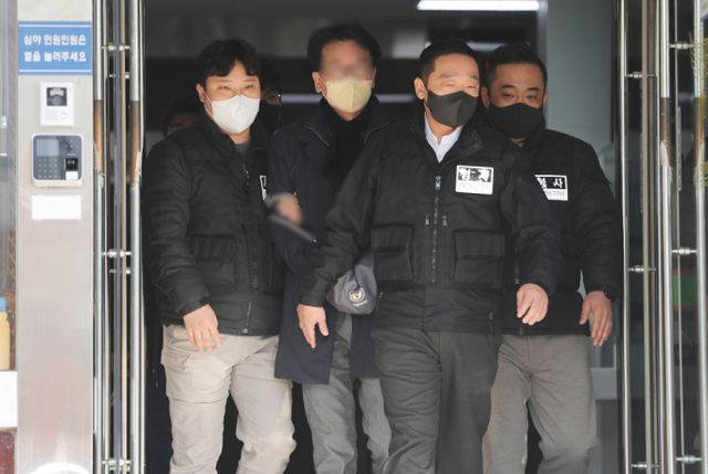 이재명 전 더불어민주당 대표를 살해하려한 혐의로 구속된 김모씨의 1심 선고가 5일 나온다. 사진은 이 전 대표를 살해하려고 흉기를 휘두른 혐로 구속된 피의자 김모씨가 부산 연제경찰서에서 검찰로 송치되는 모습. /사진=뉴스1